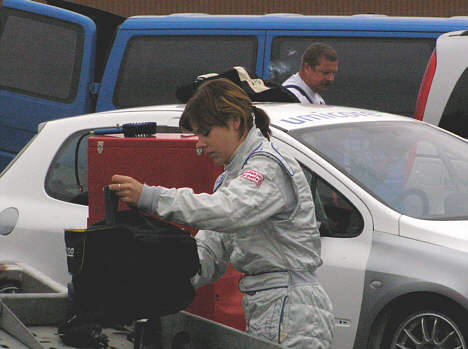 Lizette Peetz Olsen gør sig klar til hendes første tur i Peugeot 307 raceren.
(Foto: Motorsporten.dk)
